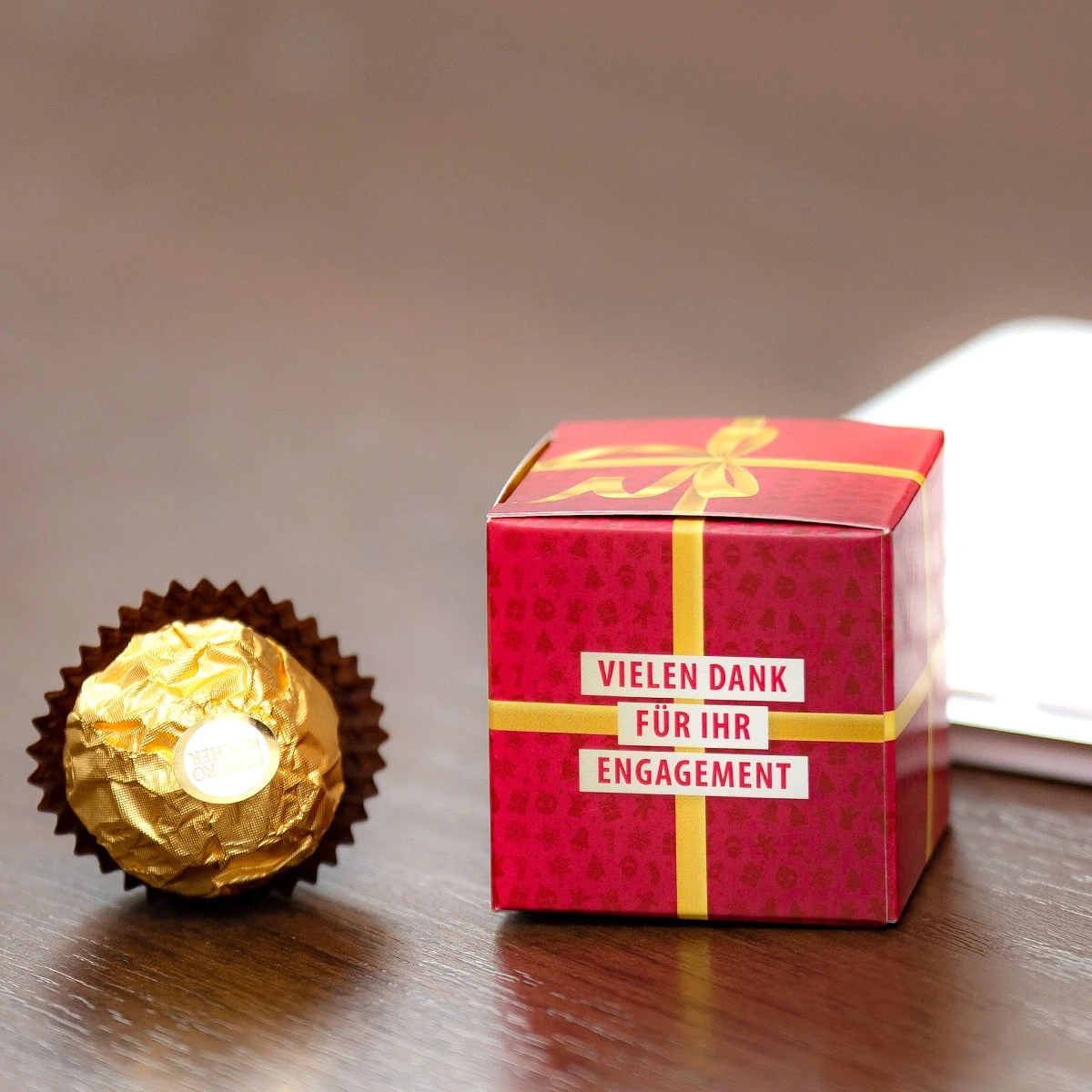 Ferrero Rocher Geschenkbox 'Sie Sind Ein Geschenk' - Premium Weihnachtsgeschenk für Mitarbeiter 4 Ferrero Rocher Geschenkbox 'Sie Sind Ein Geschenk' - Premium Weihnachtsgeschenk für Mitarbeiter – Bild 4