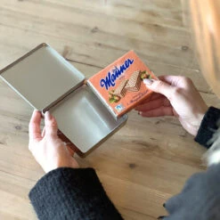 Geschenkdose 'Stolz Auf Dich' - Premium Mitarbeitergeschenk von Manner 11 Geschenkdose 'Stolz Auf Dich' - Premium Mitarbeitergeschenk von Manner -Snack Verkäufe 2024 Geschenkdose Manner 2 87405