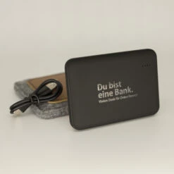 Powerbank „Du Bist Eine Bank“ – Praktisches Mitarbeitergeschenk mit persönlicher Note -Snack Verkäufe 2024 IMG 71990y98ov0wxtXHm