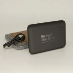 Powerbank „Sie Sind Eine Bank“ – Praktisches Mitarbeitergeschenk mit Humor -Snack Verkäufe 2024 IMG 7202E3rWSR5DruQB8