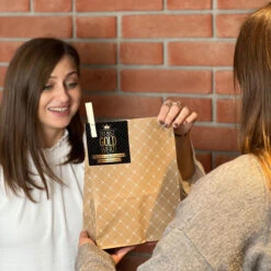 Geschenktüte 'Du Bist Gold Wert' - Premium Mitarbeitergeschenk für besondere Anlässe -Snack Verkäufe 2024 Photoshooting Eigenprodukte 1200x1200 4 81337