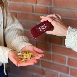 Weihnachtsmarkt To Go XL - Punsch | Praktisches Mitarbeitergeschenk für die Weihnachtszeit 15 Weihnachtsmarkt To Go XL - Punsch | Praktisches Mitarbeitergeschenk für die Weihnachtszeit -Snack Verkäufe 2024 WP12503 Kleines Dankeschon Christmas Lindt 81388