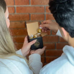 Geschenktüte 'Du Bist Gold Wert' - Premium Mitarbeitergeschenk für besondere Anlässe -Snack Verkäufe 2024 WP12652 Du bist Gold wert Wurfel XL Christmas 2 81448