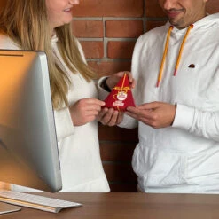 Sie Sind Ein Geschenk – Lindt Pyramide | Premium Mitarbeitergeschenke -Snack Verkäufe 2024 WP12666 Sie sind ein Geschenk Lindt Pyramide 1 81426