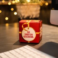 Sie Sind Ein Geschenk XL Weihnachtsgeschenk von Lindt - Premium Schokolade für Mitarbeiter -Snack Verkäufe 2024 WP12953 Sie sind ein Geschenk XL Christmas Lindt 1 72186