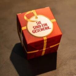 Sie Sind Ein Geschenk XL Weihnachtsgeschenk von Lindt - Premium Schokolade für Mitarbeiter -Snack Verkäufe 2024 WP12953 Sie sind ein Geschenk XL Christmas Lindt 4 72187