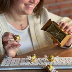 Du Bist Gold Wert Goldbarren XL - Lindor | Premium Mitarbeitergeschenk 8 Du Bist Gold Wert Goldbarren XL - Lindor | Premium Mitarbeitergeschenk -Snack Verkäufe 2024 WP12954 Du bist Gold wert Goldbarren XL Lindor 81154