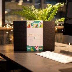 GINgle Bells Gin Geschenkset - Premium Mitarbeitergeschenke für Weihnachten 19 GINgle Bells Gin Geschenkset - Premium Mitarbeitergeschenke für Weihnachten -Snack Verkäufe 2024 WP12963 GINglebells Geschenkset 3 72234