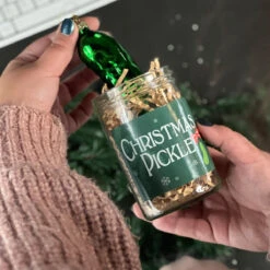 Weihnachtskugel 'Christmas Pickle' – Lustiges & Traditionelles Mitarbeitergeschenk 8 Weihnachtskugel 'Christmas Pickle' – Lustiges & Traditionelles Mitarbeitergeschenk -Snack Verkäufe 2024 WP13119 Weihnachtskugel Christmas Pickle 2 94722
