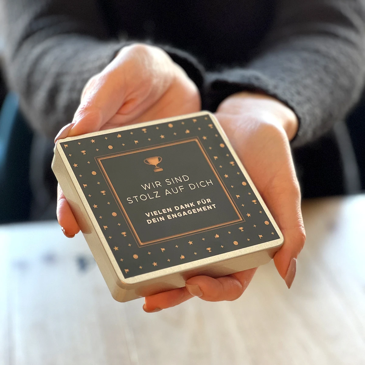 Geschenkdose 'Stolz Auf Dich' - Premium Mitarbeitergeschenk von Manner 3 Geschenkdose 'Stolz Auf Dich' - Premium Mitarbeitergeschenk von Manner – Bild 3