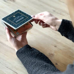 Geschenkdose 'Stolz Auf Dich' - Premium Mitarbeitergeschenk von Manner 10 Geschenkdose 'Stolz Auf Dich' - Premium Mitarbeitergeschenk von Manner -Snack Verkäufe 2024 WP13156 Geschenkdose Stolz auf Dich Manner 6 87403