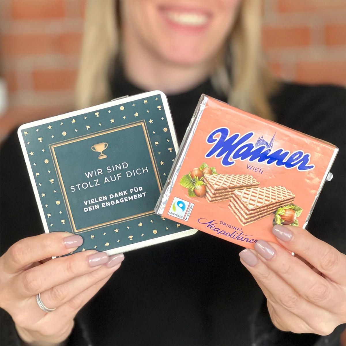 Geschenkdose 'Stolz Auf Dich' - Premium Mitarbeitergeschenk von Manner 7 Geschenkdose 'Stolz Auf Dich' - Premium Mitarbeitergeschenk von Manner – Bild 7