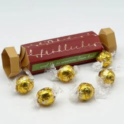Geschenkverpackung 'Oh Du Fröhliche' von Lindt - Premium Mitarbeitergeschenke 4 Geschenkverpackung 'Oh Du Fröhliche' von Lindt - Premium Mitarbeitergeschenke -Snack Verkäufe 2024 WP13363 Geschenkverpackung Oh du frohliche Lindt 2 95279