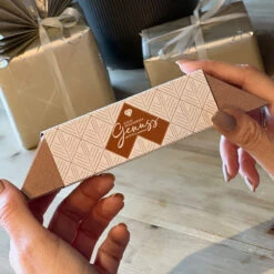 Geschenkverpackung 'Ein Besonderer Genuss' - Rocher | Mitarbeitergeschenke 8 Geschenkverpackung 'Ein Besonderer Genuss' - Rocher | Mitarbeitergeschenke -Snack Verkäufe 2024 WP Geschenkverpackung Genuss Rocher 2 86951gpwpnQRb6Qhnk