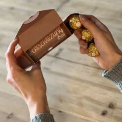 Geschenkverpackung 'Ein Besonderer Genuss' - Rocher | Mitarbeitergeschenke 7 Geschenkverpackung 'Ein Besonderer Genuss' - Rocher | Mitarbeitergeschenke -Snack Verkäufe 2024 WP Geschenkverpackung Genuss Rocher 4 86952A6w5XmBxrlYIr
