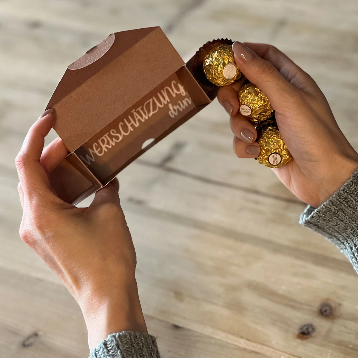 Geschenkverpackung 'Ein Besonderer Genuss' - Rocher | Mitarbeitergeschenke 2 Geschenkverpackung 'Ein Besonderer Genuss' - Rocher | Mitarbeitergeschenke – Bild 2