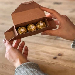 Geschenkverpackung 'Ein Besonderer Genuss' - Rocher | Mitarbeitergeschenke 9 Geschenkverpackung 'Ein Besonderer Genuss' - Rocher | Mitarbeitergeschenke -Snack Verkäufe 2024 WP Geschenkverpackung Genuss Rocher 5 869534UjpvNqjeS7xa
