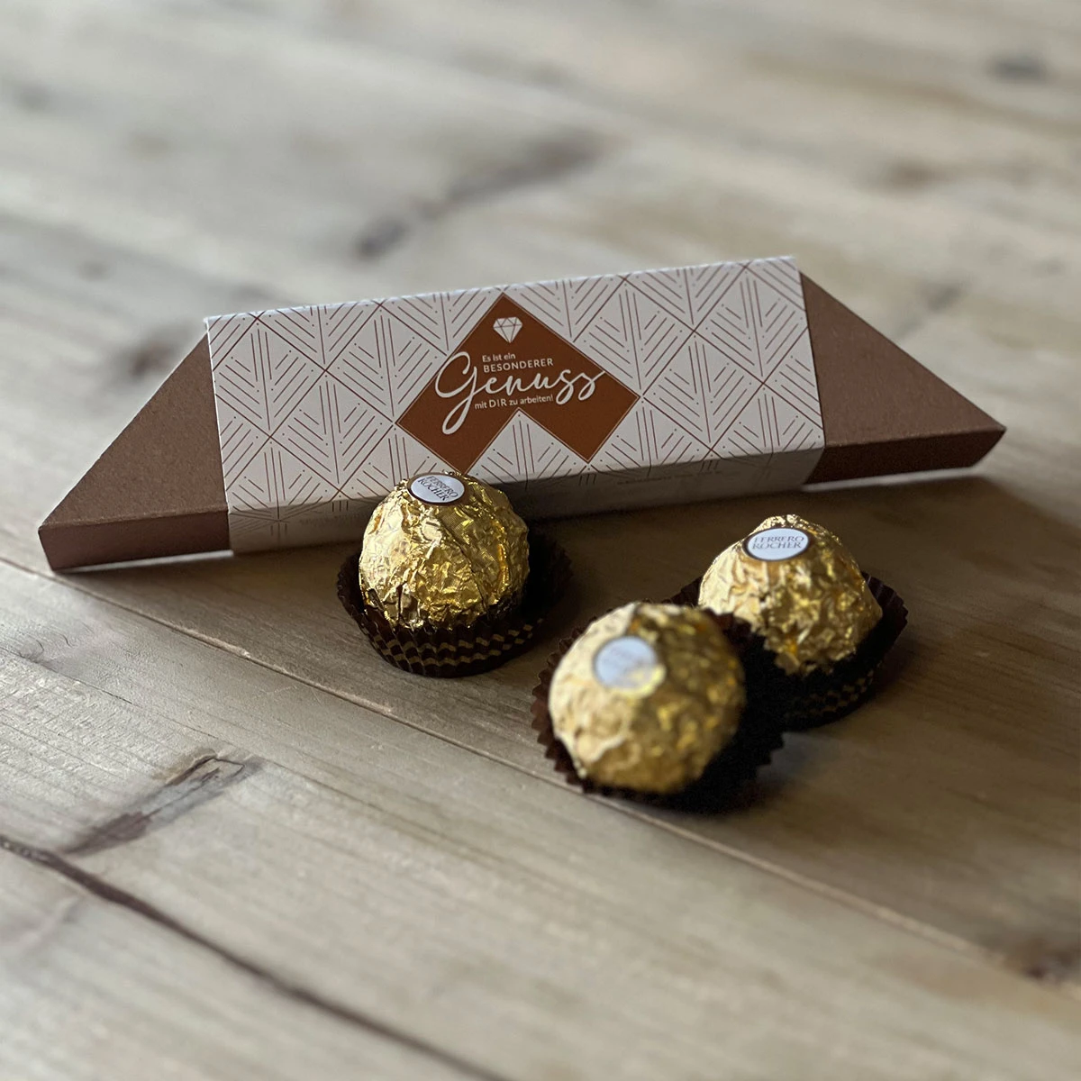 Geschenkverpackung 'Ein Besonderer Genuss' - Rocher | Mitarbeitergeschenke 1 Geschenkverpackung 'Ein Besonderer Genuss' - Rocher | Mitarbeitergeschenke
