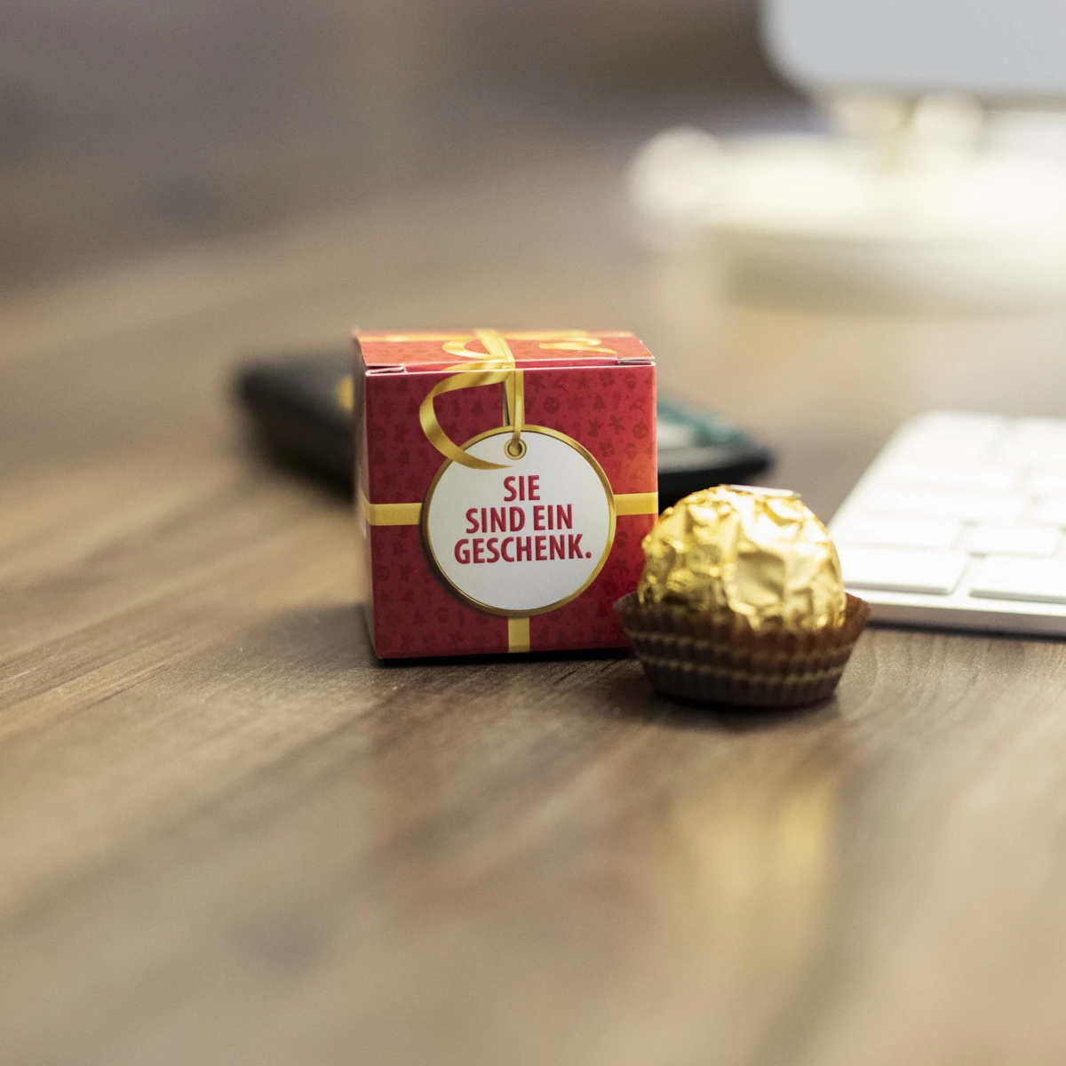 Ferrero Rocher Geschenkbox 'Sie Sind Ein Geschenk' - Premium Weihnachtsgeschenk für Mitarbeiter 6 Ferrero Rocher Geschenkbox 'Sie Sind Ein Geschenk' - Premium Weihnachtsgeschenk für Mitarbeiter – Bild 6