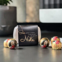 Geschenkdose 'Die Gewisse Note' - Sie-Version - Mozartkugeln | Mitarbeitergeschenke -Snack Verkäufe 2024 ambiente SIE gewisse Note Metalldose L 1200x1200 93336