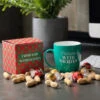Gefüllte Weihnachtstasse mit Lindt-Nuss-Mix - Perfektes Mitarbeitergeschenk -Snack Verkäufe 2024 ambiente shooting froehliche weihnachten tasse 1200x1200 92342