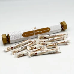 Geschenkverpackung 'Ein Besonderer Genuss' - Premium Mitarbeitergeschenke von Amicelli -Snack Verkäufe 2024 freisteller shooting besonderer genuss bonbon 1200x1200 93216