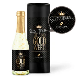 Sie Sind Gold Wert - Exklusives Kundenpräsent für besondere Anlässe 8 Sie Sind Gold Wert - Exklusives Kundenpräsent für besondere Anlässe -Snack Verkäufe 2024 mockup flasche huelse goldwert unterjaehrig SIE Name Logo 72373